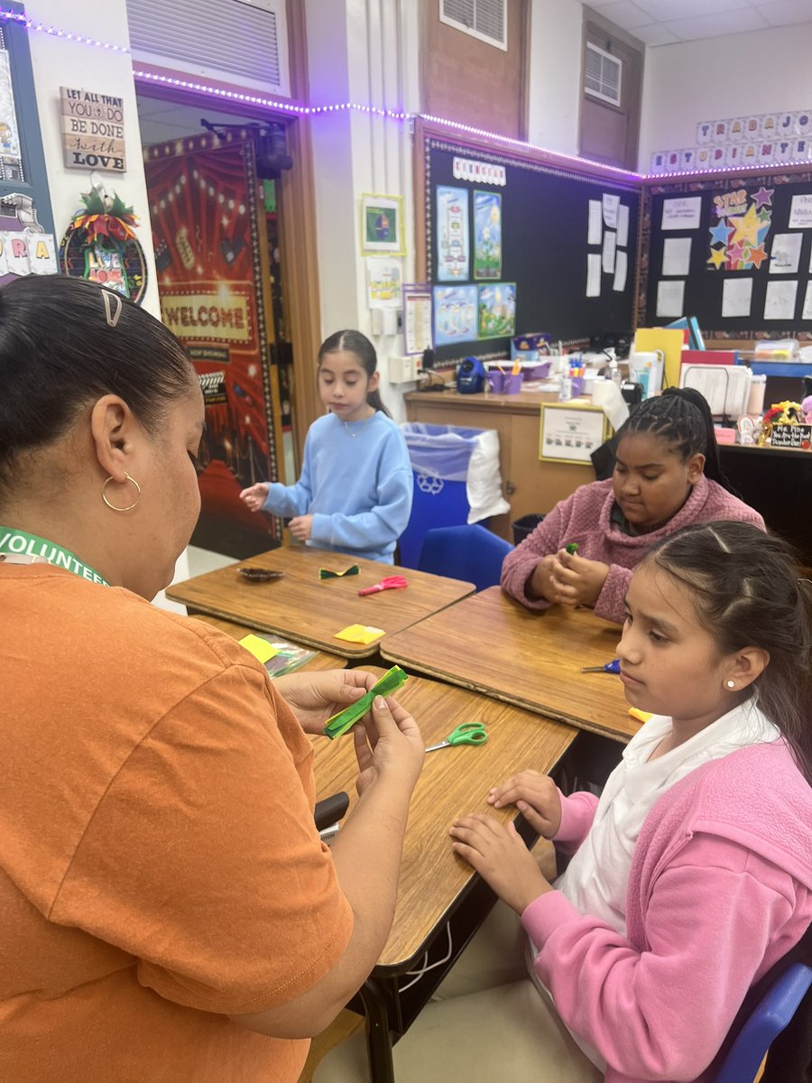 Last Wednesday, my class had the pleasure of welcoming Ms. Jessica, who taught us how to make paper flowers in celebration of #HispanicHeritageMonth. Thank you <a href="/ClintonPRussel1/">Clinton P. Russell Elementary School</a> for bringing in awesome volunteers to help us honor &amp;share our culture! <a href="/ClintonPRussell/">Clinton P. Russell Elementary</a> <a href="/charapace08/">Chara Pace</a>