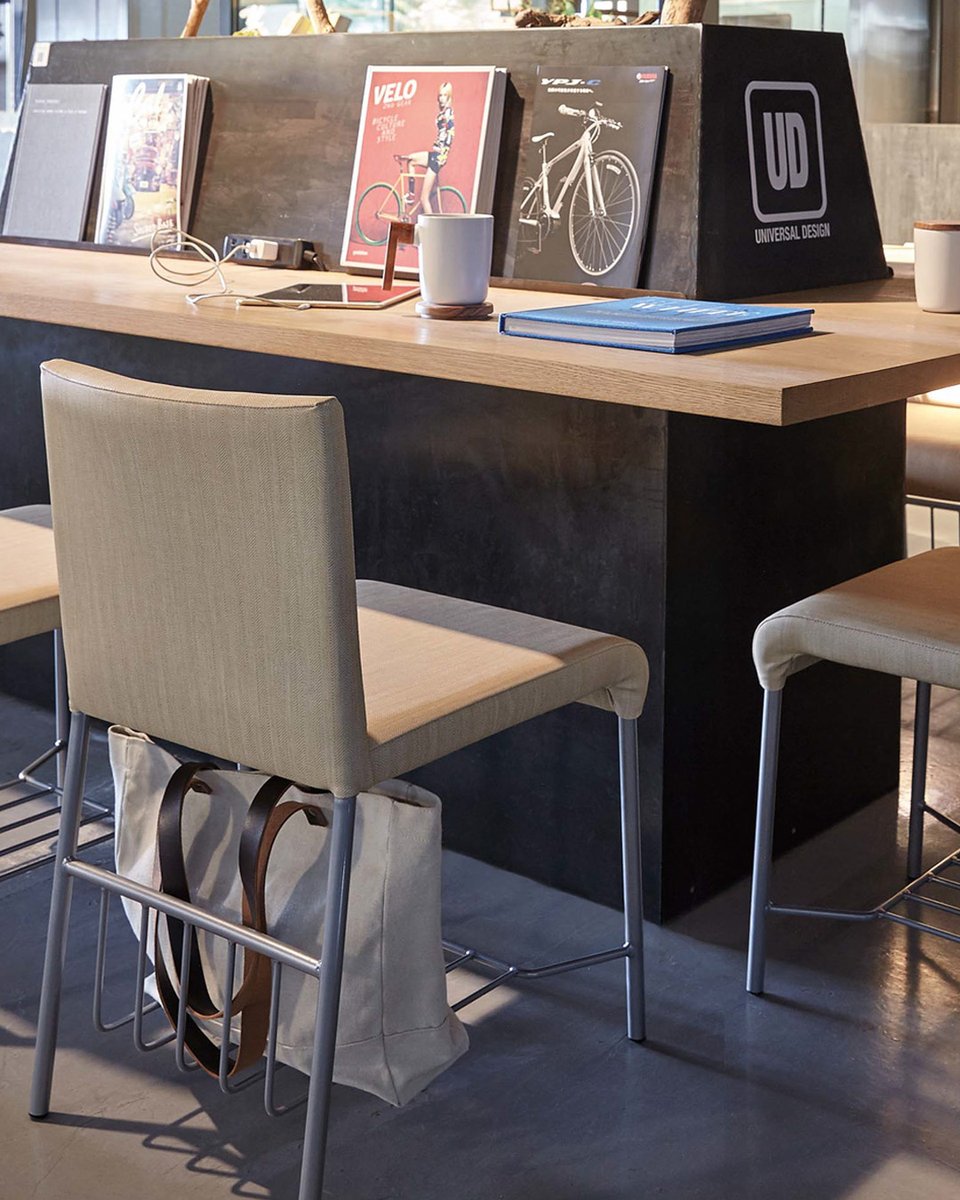 HUSTNET's tweet image. #カフェチェア #カフェインテリア
#企業公式相互フォロー #企業公式秋のフォロー祭り
「ネット椅子」は、店舗の備品簡素化と空間の効率化に貢献する、便利な荷物置付きの金属椅子です。…