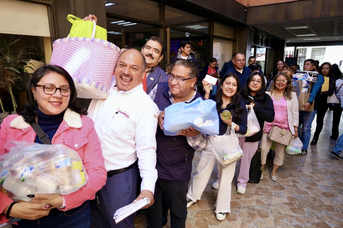 17_snte's tweet photo. 🧡 La Sección 17 del SNTE, siempre unida y solidaria.

Las y los maestros respondemos al llamado cuando más se necesita. 👩‍🏫🤝

Apoyemos juntos a las familias afectadas por las lluvias. 🌧️🇲🇽

#SNTE #Sección17 #UnidadSindical #SolidaridadMagisterial https://t.co/EPutWTwZmS