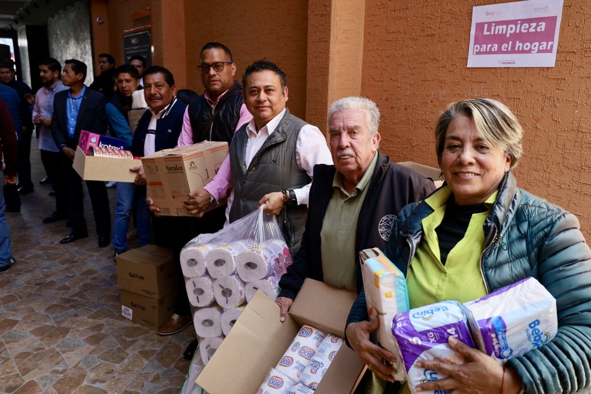 17_snte's tweet photo. 🧡 La Sección 17 del SNTE, siempre unida y solidaria.

Las y los maestros respondemos al llamado cuando más se necesita. 👩‍🏫🤝

Apoyemos juntos a las familias afectadas por las lluvias. 🌧️🇲🇽

#SNTE #Sección17 #UnidadSindical #SolidaridadMagisterial https://t.co/EPutWTwZmS