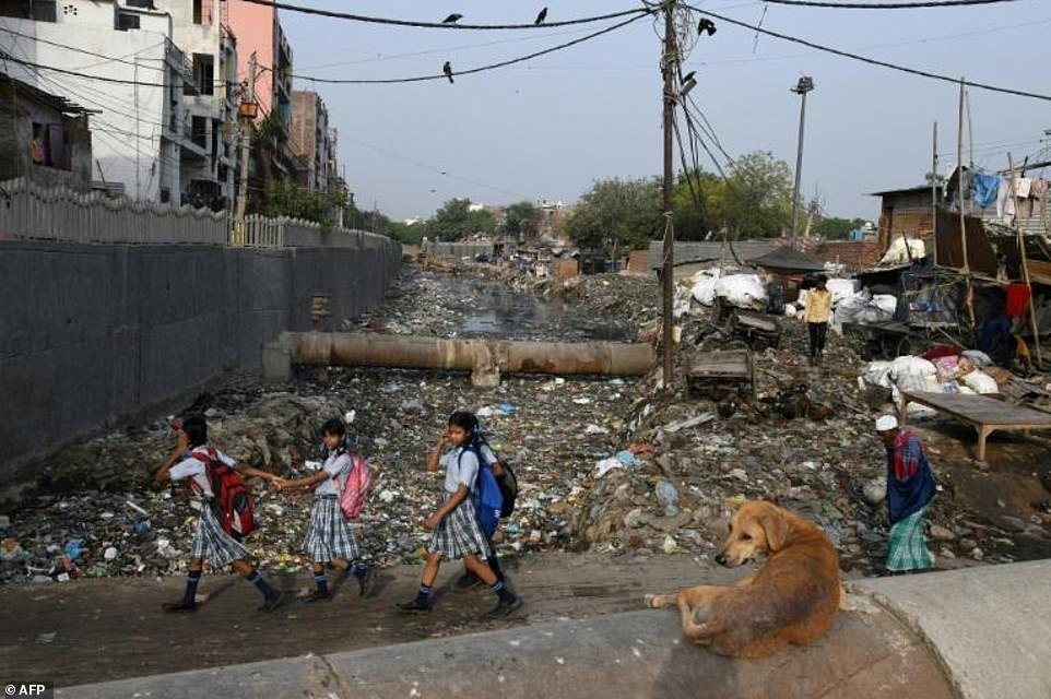 macroschema's tweet image. India is the most populated nation in the world
It claims to be the fastest growing major economy
India is running Clean India Mission since 2014
India launched Smart Cities Mission in 2015 to build 100 smart cities
And yet, this is how most Indian cities look in most parts