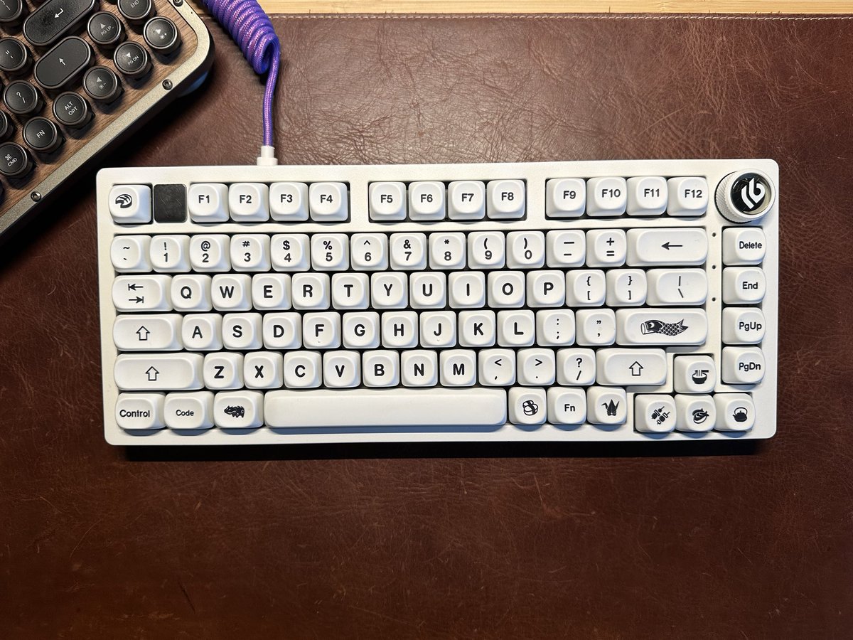 r13's tweet image. MOA keycaps + clicky blue-ish switches on a heavy-cased #keeb
The best. Combo. Ever.
#keyboardcustomization