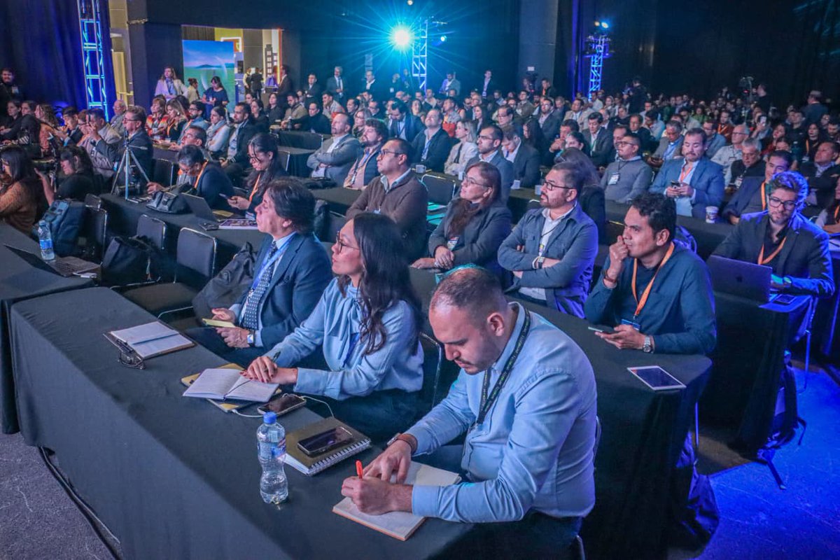 En el marco de #LatamMobility México 2025, tuve oportunidad de intercambiar experiencias con el Titular de la @SEMOV, <a href="/DanielSibaja/">Daniel Sibaja</a>, el Secretario de <a href="/SEDESJALISCO/">Secretaría de Desarrollo Energético Sustentable</a>, <a href="/ManuelHerrV/">Manuel Herrera Vega</a>, la Directora General <a href="/WorldResources/">World Resources Institute</a>, <a href="/AdrianaLoboWRI/">Adriana Lobo</a> y <a href="/gabachacha/">Gabriela de la Torre Ríos</a> de <a href="/c40cities/">C40 Cities</a>, sobre el Plan de