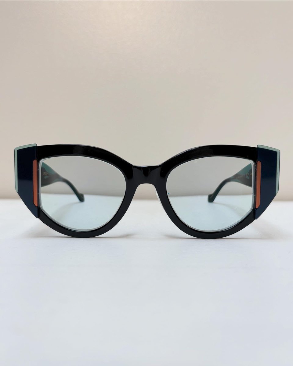 眼鏡店tö 予約が取りづらくご迷惑をおかけしております。
今週末10/19日キャンセル出ました。
ご予約ご希望の方は予約フォームto-o.coからご連絡下さい。
先日のヨーロッパで仕入れた商品も続々と到着！
tö instagram
instagram.com/toeyewearlab/