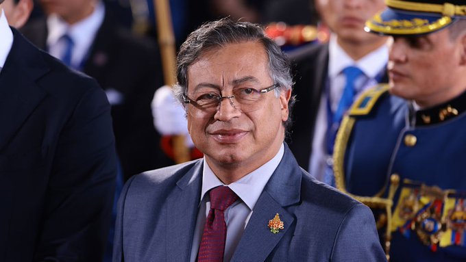 Este BOBAZO, es hoy por hoy, el Presidente mas ignorado del planeta. 
Lo tienen como pelusa de ombligo.
Mas interés tienen los letreros de una película porno, que lo que el LOCO habla.
Imagínense si le van a parar bolas a un desquiciado mental, a un total interdicto.