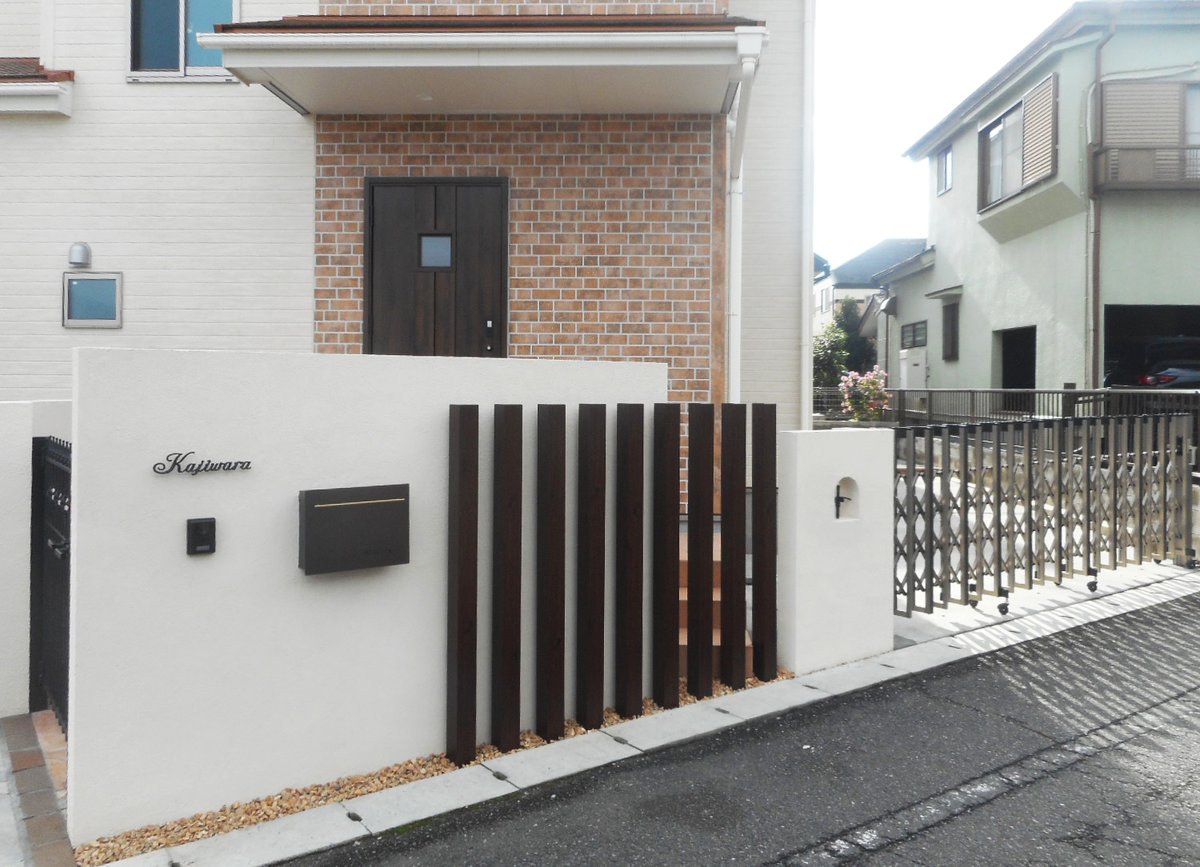 DeasGardenKYOTO's tweet image. ディーズガーデンの木調FRP角柱【ティンバー】です！リアルな木目の凹凸で、アルミ製の支柱と異なりキャップレスの一体成型が特徴です！オプションアイテムで表札やポストも取付可能です。
#ディーズガーデン
#外構
#FRP