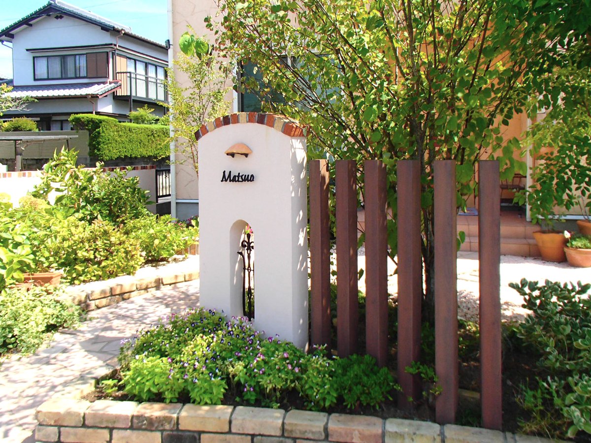 DeasGardenKYOTO's tweet image. ディーズガーデンの木調FRP角柱【ティンバー】です！リアルな木目の凹凸で、アルミ製の支柱と異なりキャップレスの一体成型が特徴です！オプションアイテムで表札やポストも取付可能です。
#ディーズガーデン
#外構
#FRP