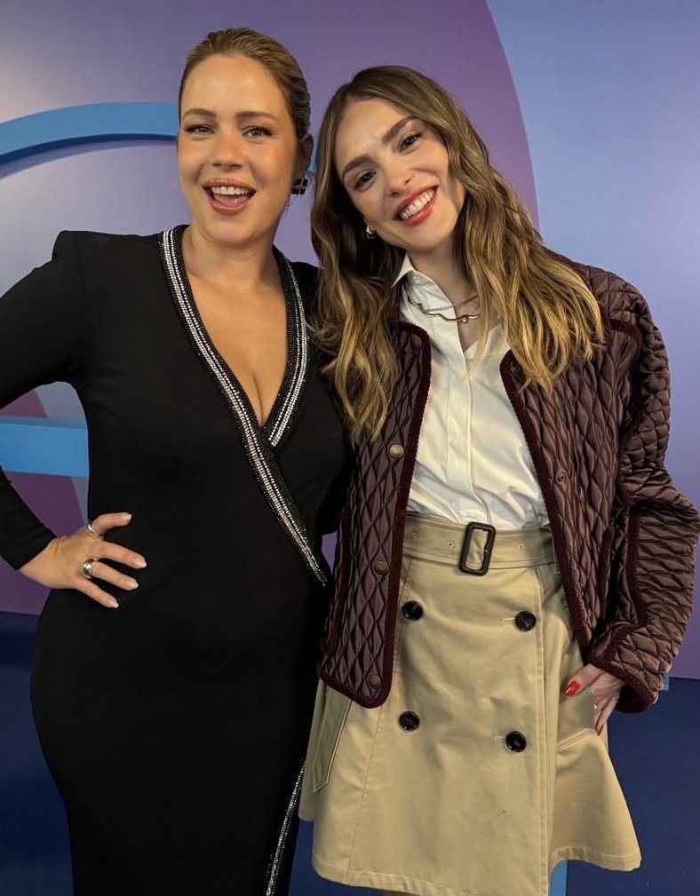 elas prontas pra salvarem a terceira empreguete que acabou caindo em uma armadilha do sandro que fez ela assinar um papel que obrigava participar de um filme de terror que passava de segunda a sábado no horário nobre da globo