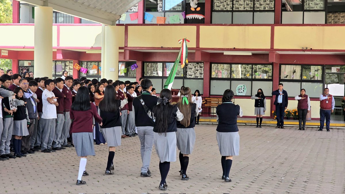 ConalepAtlaco's tweet image. En el acto de honores a la 🇲🇽 Bandera, fortalecimos nuestra cultura institucional. 🤝
El mensaje de hoy: promover una vida sana 🌱 y la responsabilidad para evitar riesgos ⚠️.
¡La seguridad es tarea de todos! 💙📚✨
#ApasionadamenteCONALEP
#ElPoderDeServir