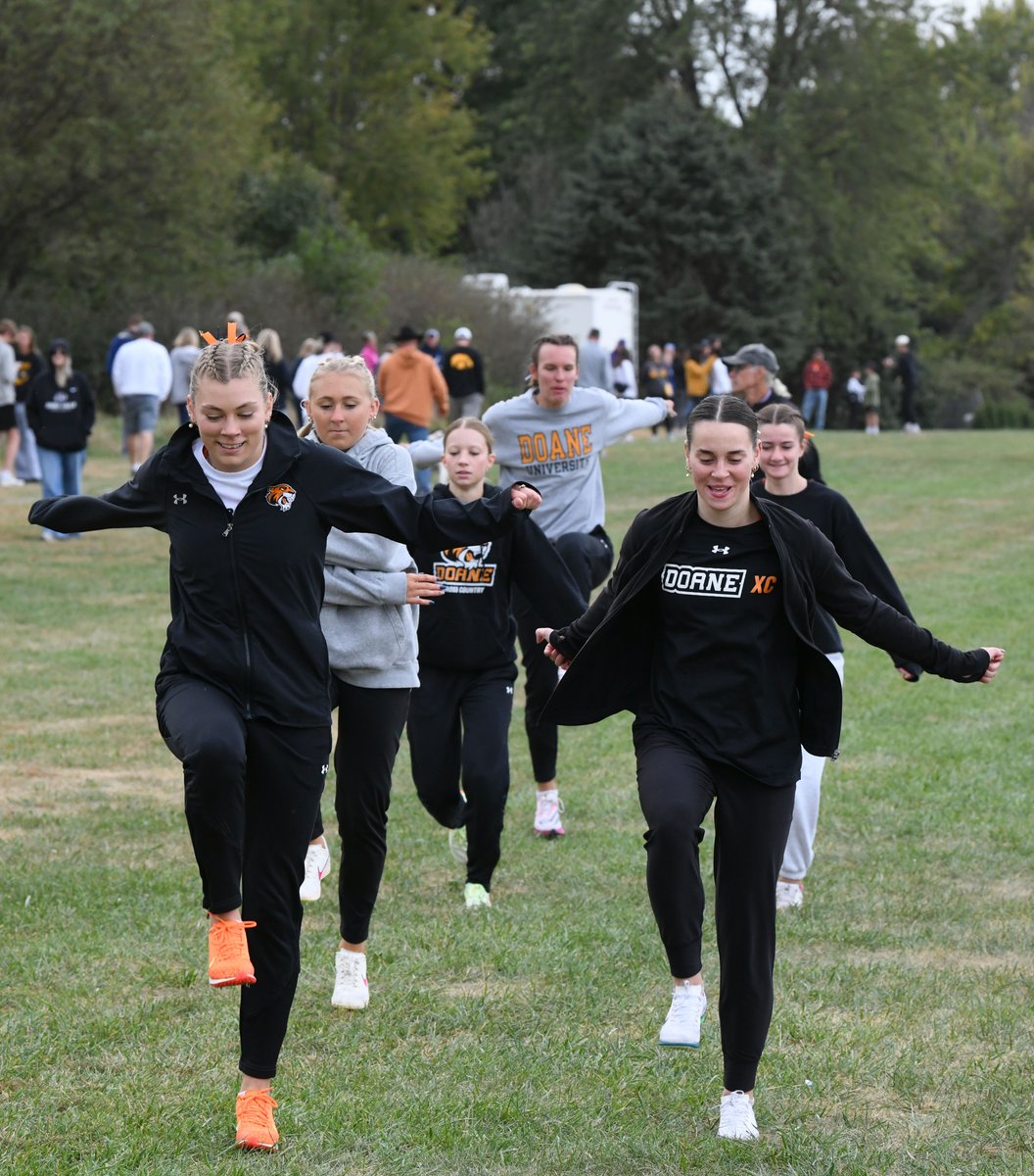 Scoop_DoaneTF's tweet photo. Our ladies make it a habit to put their best foot forward

#DoaneXC #DordtInvite https://t.co/10PInESvhW
