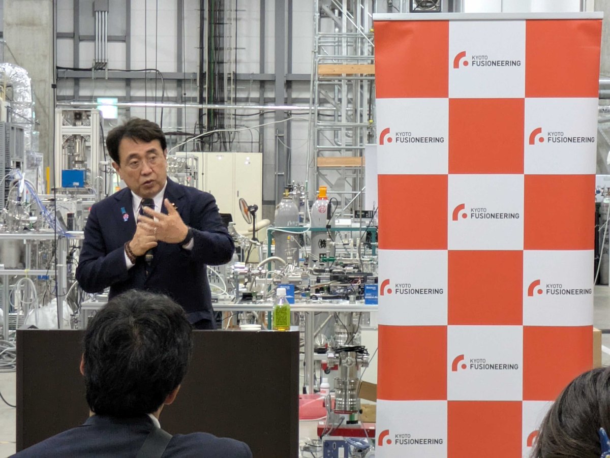 赤沢経済再生担当大臣が当社に来訪され、当社役員らとの意見交換やフュージョンエネルギーの重要技術である燃料サイクルシステムに関する機器の開発現場を視察されました。

当社の技術力と開発状況について、貴重なご関心とご意見を賜りました。引き続き当社一丸となり事業にまい進してまいります。