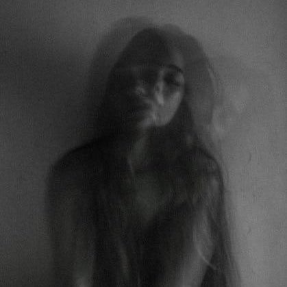 luz_kaa_'s tweet photo. Ella se enamora de su mejor amigo, pero descubre que él ocultó su matrimonio y….. 😭

—¿Ya se fue tu esposa?

—Basta, no la llames así.

—¿Es mentira? —continué sin verlo—. ¿Es mentira que es tu esposa?

Lo escuché caminar hacia mí y me tensé. Lo hice porque no soportaría si me tocara. Yo iba a deshacerme ahí mismo.

—Estábamos en proceso de divorcio, acabamos de firmar los papeles.

—Sí es tu esposa —afirmé y las comisuras de mis labios se curvaron un poco en una sonrisa desganada.