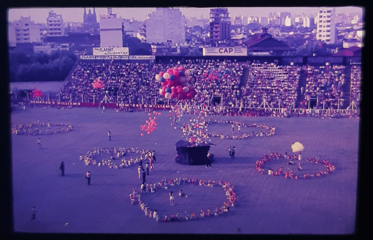 En Villa Crespo se quedó el que mas Aguanta.
Destaco de esta hermosa foto que se divisa, creo yo, la Basílica de Nuestra Señora de los Buenos Aires de Gaona y Espinosa. En esta foto setentosa también se vislumbra, pero desde cancha de FCO 📷<a href="/sra_tereshkova/">Sra. Tereshkova</a>
