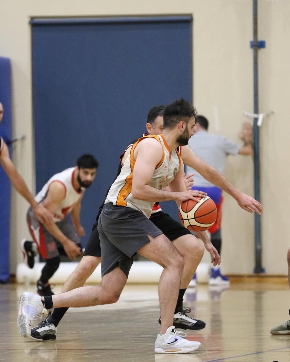 I love design.

But sometimes I need to disconnect from it to clear my mind.

That's why I play basketball (also, it's been my hobby for many years).

On the court, I'm not thinking about how the product UI should look or if the pricing cards look good.

I'm fully locked in and