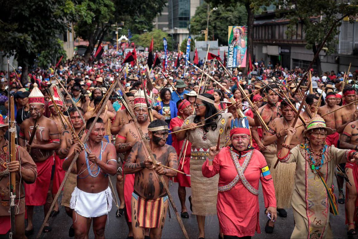 Tremenda movilización se dió ayer en Caracas, los pueblos indígenas en respaldo al presidente Nicolás Maduro.

Una hermosura de verdad, ellas y ellos defendiendo su identidad aún después de 533 años, están resteados y #DeUnaConMaduro

#VenezuelaEsCaribe