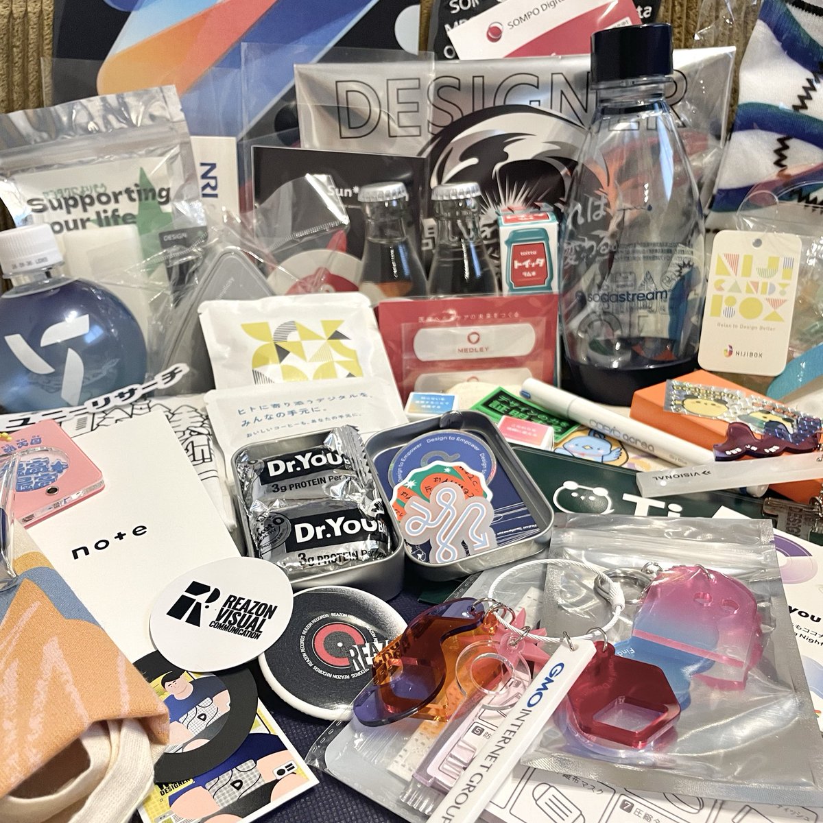 ktk_design's tweet photo. こういったオフラインのデザインイベントで他社のクリエイターの方々と交流したのは初めてでしたが、学びが多くてとっても楽しかったです！
2日間ありがとうございました！
豪華ノベルティの数々~🪄大切にします🔖
#Designship2025 https://t.co/9NTH3PehMz