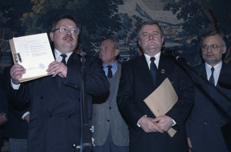 #OTD in 1992, Russian President Boris Yeltsin gave Poland Kremlin documents proving that Stalin and the Politburo were behind the #KatyńMassacre.

The truth about this crime had been forbidden throughout the entire communist period.