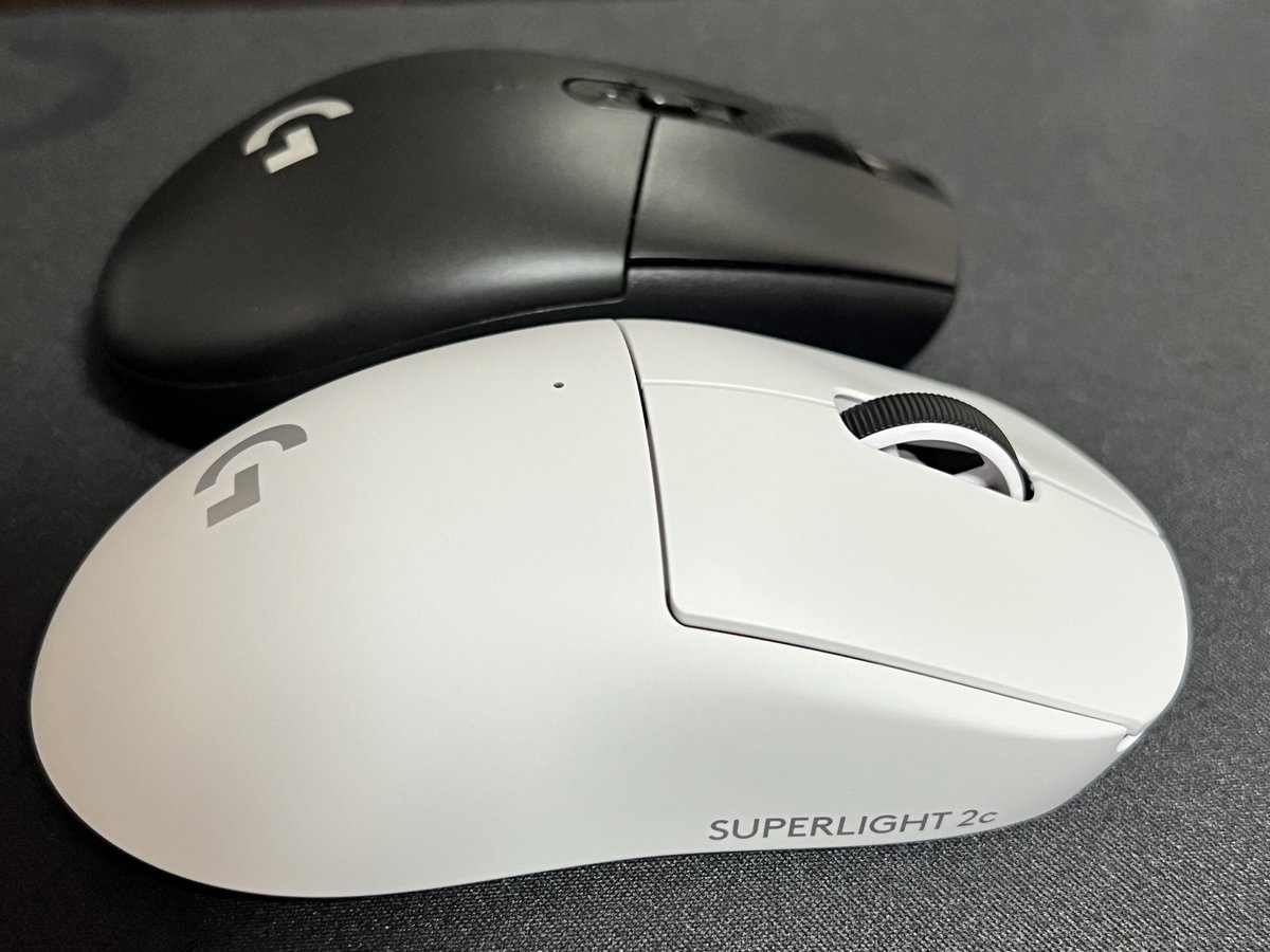 alpaca_nanda's tweet image. くんくんさんがオススメしてたマウス
本日到着🐸
横幅狭くて手のひらにぴたっと収まって
高さも良い感じ(๑˃̵ᴗ˂̵)白色可愛い🤍
軽いマウス初めてだから
今夜apexするの楽しみ！
黒のG304くんは仕事用にしよっ。

#Logicool
#PROXSUPERLIGHT2c
#SUPERLIGHT2c