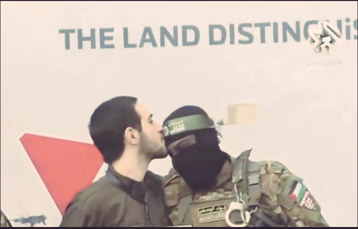 I prigionieri "israeliani" in procinto di essere rilasciati baciano i combattenti per la liberazione della Palestina. 
Un giorno l'immagine di copertina dei libri di storia dei nostri figli sarà questa⤵️