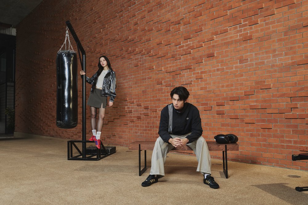 otpcnews's tweet image. เท่ไม่ซ้ำใคร! &quot;ไบร์ท-ต้าเหนิง&quot; นำเทรนด์เปิดตัวสนีกเกอร์ FW25 Muay Thai รุ่นลิมิเต็ดจาก ADIDAS แรงบันดาลใจไทยสะเทือนโลกแฟชั่น

#bbrightvc #thanaerngnin
#adidasxBright
#FW25MuayThai
#adidas #adidasthailand
#adidasoriginals 

จากสังเวียนการต่อสู้ สู่โลกแห่งสตรีทแฟชั่น อาดิดาส…