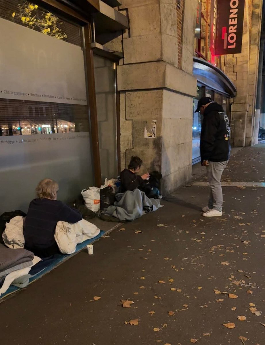 Dala_Red75's tweet photo. Deux frères unis par la vie, par la rue… 💔
On les croise souvent, toujours ensemble, toujours dignes malgré les épreuves.
Cette photo rappelle que derrière chaque visage, il y a une histoire, un combat, une force incroyable.
💭 Pensons à eux, à tous ceux qui dorment dehors . https://t.co/xcCfoT20BC