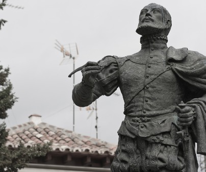 JoaqunRiveraCh1's tweet photo. 14 de octubre de 1536, el maestre de campo del Tercio de Málaga, Garcilaso de la Vega, muere al frente de sus hombres en la ciudad italiana de Niza.  el tercio se formó con once compañías de españoles nuevos, soldados bisoños, que serán embarcados en galeras en el puerto malagueño para llegar a Génova,  Garcilaso de la Vega era un gran amigo del duque de Alba, y estaba al mando de casi 3.000 hombres. El serio partió desde Génova hasta Niza, donde moriría el soldado y poeta en el transcurso de la fatídica campaña que el emperador ordenó contra la región francesa de Provenza, donde se intentó tomar Marsella, fracasando en el intento.  Garcilaso De la Vega es conocido por sus poemas, por su forma de utilizar en endecasílabo italiano en sus versos, en los que hablaba del amor, probablemente inspirado en Isabel Freire que nunca pudo corresponderle al casarse con otro hombre.  Garcílaso, como Cervantes, Lope de Vega o Calderón de la Barca encarna la dualidad de la pluma y la espada de la España de los siglos XVI y XVII.