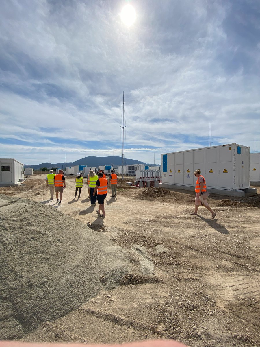 EstatePartner_'s tweet image. 🇬🇷 Grækenland sætter ny rekord: 74 % af elproduktionen i Q1 2025 kom fra vedvarende kilder.

Det er en markant stigning fra 63 % året før – drevet af store solparker, vindprojekter og de første bølger af batterilagring.
Men væksten har også afsløret en udfordring, der vokser i…