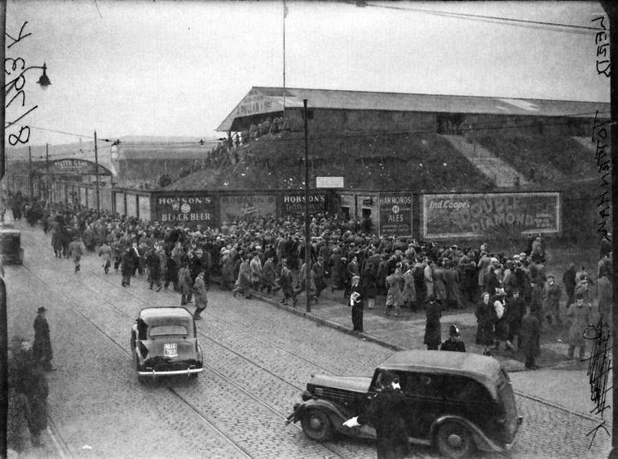 leeds_snippets's tweet image. Elland Road during the 1950’s. Possibly v Spurs in the FA Cup, Jan 1954. So much to take in on this picture and so many questions to be asked.