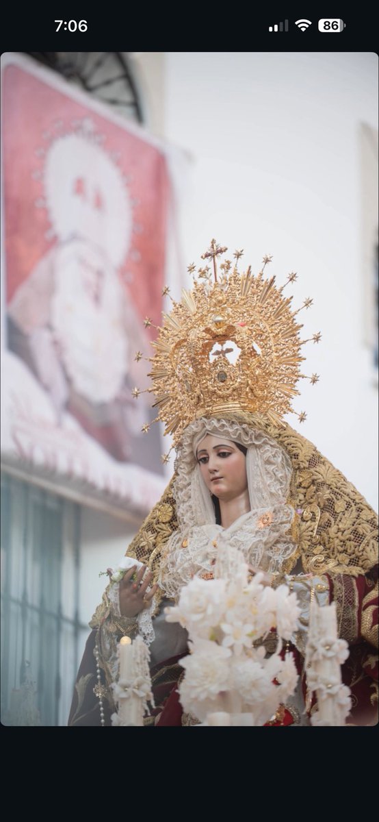 Acoge las súplicas de este pueblo que te aclama, en tu Soledad, como a la más Tierna Madre.
