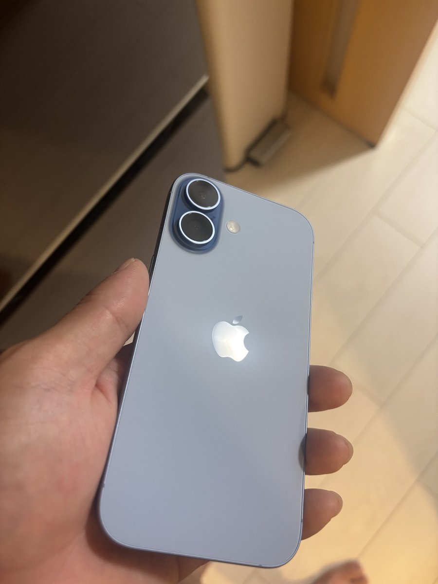携帯の色これしかない言われてWRブルーのiPhoneになってしまった…
店員さん2年前に会ったの覚えててくれてまた2年後に会いましょうと言い店を去った