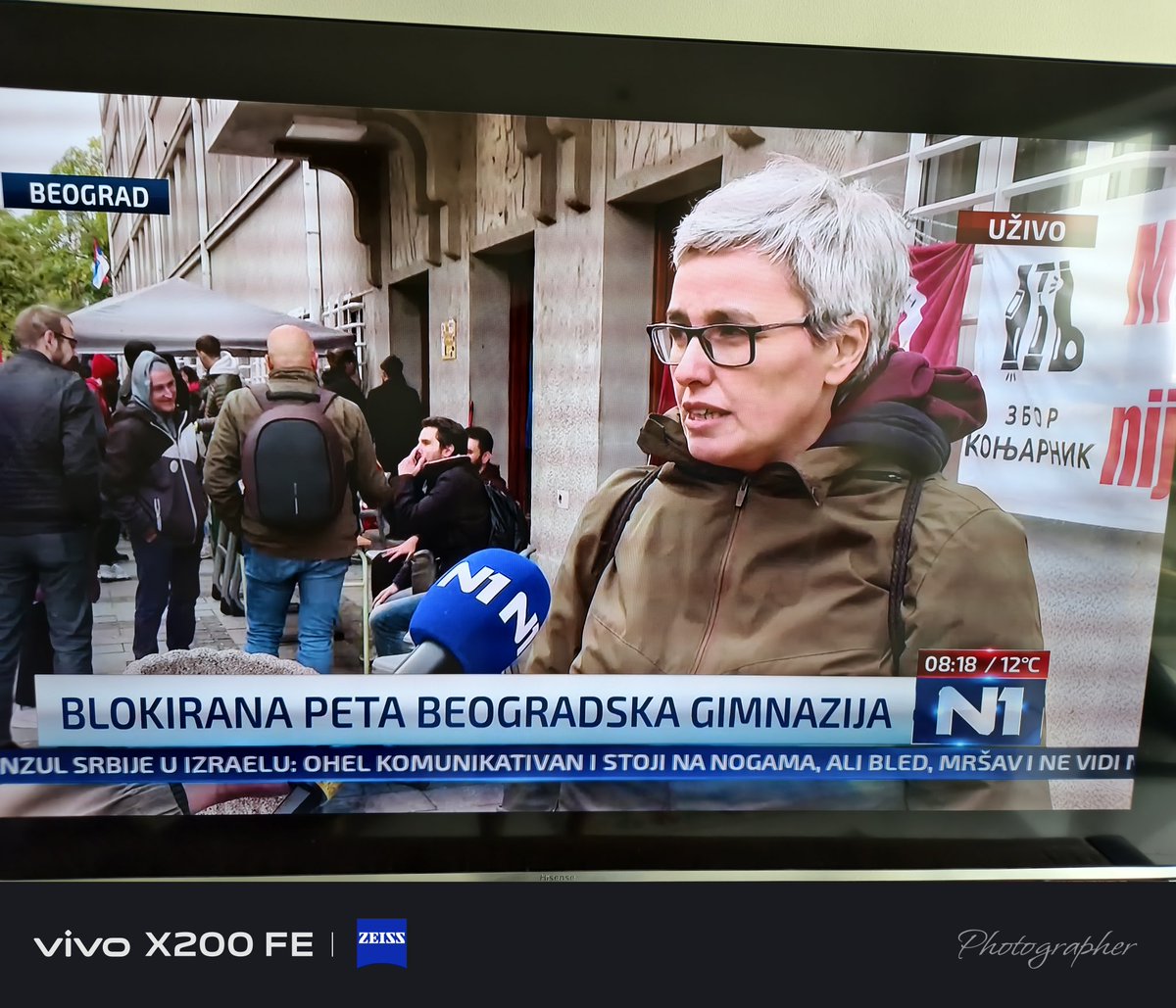 Da pojasnimo: Blokaderka iz tzv. Zbora (narodne garde) Stari grad Nataša Pantić organizuje blokadu Pete beogradske gimnazije.

A ko je ona?

Ćerka pijanca blokadera Milojka Pantića.