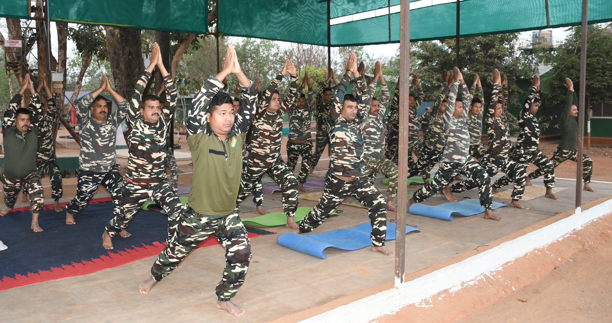 33BnSSB_INDIA's tweet photo. तन स्वस्थ, मन स्थिर — यही है 33वीं वाहिनी केवटी SSB का वीर पथ। योग हमारी आदत नहीं, हमारी आत्मा है।"
"हर जवान एक योगी है — धैर्य, शक्ति और सेवा का प्रतीक।
33वीं वाहिनी मे योगाभ्यास कराया गया |
@SSB_INDIA 
@SSBFTRLUCKNOW 
@shq_SSBBHILAI https://t.co/Urxboj5EHX
