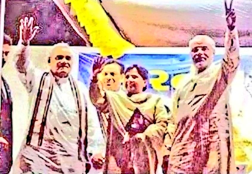 JyotiDevSpeaks's tweet image. तुमने जो फोटो पोस्ट की हैं सुधीन्द्र, वो किसी सार्वजनिक कार्यक्रम अथवा एक पूर्व मुख्यमंत्री का कुशलक्षेम जानने आये वर्तमान मुख्यमंत्री की हैं!
जबकि यह फोटो मायावती के भाजपा का प्रचार करने की है, और गठबंधन तो कई बार मायावती कर ही चुकी हैं भाजपा से!
बसपा और मायावती की और पोल…