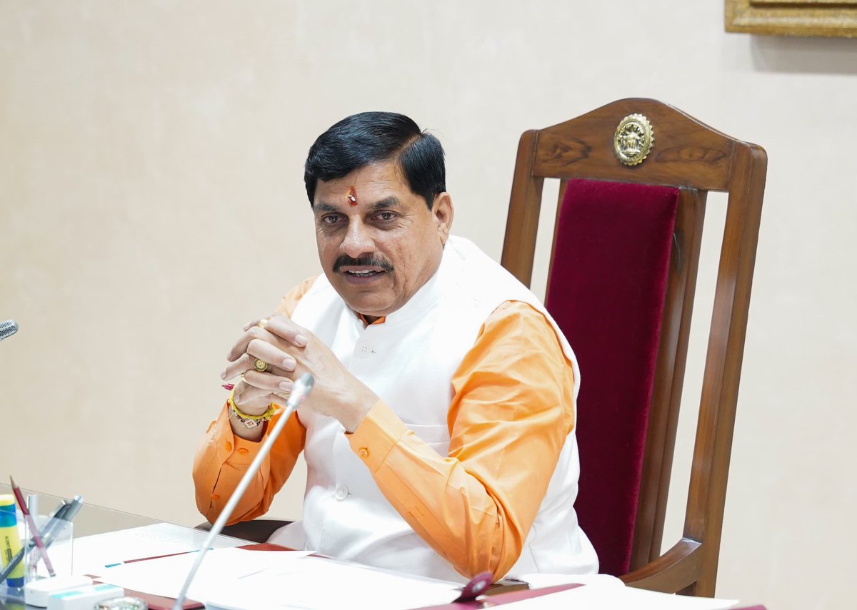 DrMohanYadav51's tweet image. राष्ट्रीय गीत 'वंदे मातरम्' के गायन के साथ आज मंत्रालय में कैबिनेट की बैठक प्रारंभ हुई।
#CabinetMP