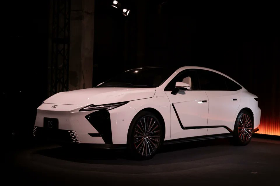NEWCARinjapan's tweet photo. レクサスが新型ES(日本仕様)を発表

2.5L直4 HV/BEV
5140×1920×1555-1560mm
デジタルドアミラー廃止
本革廃止
後席電動オットマン
5種車内フレグランス導入検討
Sensory Concierge
電動開閉充電リッド
前輪駆動/後輪駆動/4WD
システム総出力244hp(350h
航続距離685km(350e
Lexus Safety Sense+3.0 https://t.co/SuJf8eHAY8