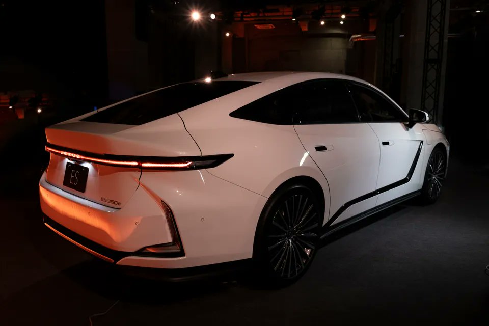 NEWCARinjapan's tweet photo. レクサスが新型ES(日本仕様)を発表

2.5L直4 HV/BEV
5140×1920×1555-1560mm
デジタルドアミラー廃止
本革廃止
後席電動オットマン
5種車内フレグランス導入検討
Sensory Concierge
電動開閉充電リッド
前輪駆動/後輪駆動/4WD
システム総出力244hp(350h
航続距離685km(350e
Lexus Safety Sense+3.0 https://t.co/SuJf8eHAY8