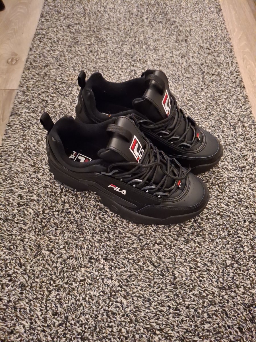 nat_avidreader's tweet image. I read dark twisty books because why wouldn&apos;t I.😱 
I use dark mode on my screens because that just makes sense for my old eyes. 👀
Now, the dark mode has hit my trainers because the nights are drawing in, and winter is near.🥶
I kind of like dark mode! 🖤😅
#darkmode