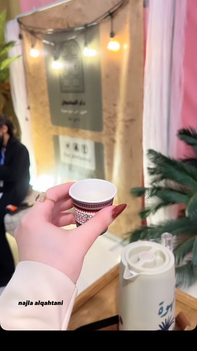 نحن نتواصل عن طريق المشاعر وليس عن طريق الكلام، نحن ننسى ما قالوه لنا، ونتذكر ما أشعرونا به☕️🍃