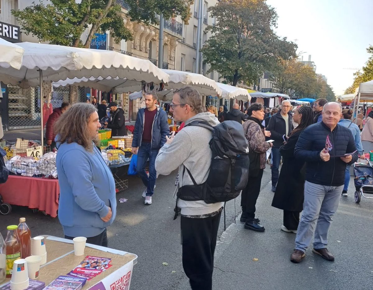 LFIsaintouen's tweet image. ✊️Beau week-end de mobilisation pour les insoumis-es de la ville aux marchés du Landy et Ottino ! 

⚠️Les militant-es ont échangé avec les habitant-es pour rappeler l&apos;importance de s&apos;inscrire sur les listes électorales

➡️ Pour rejoindre nos actions rdv sur le lien en bio !