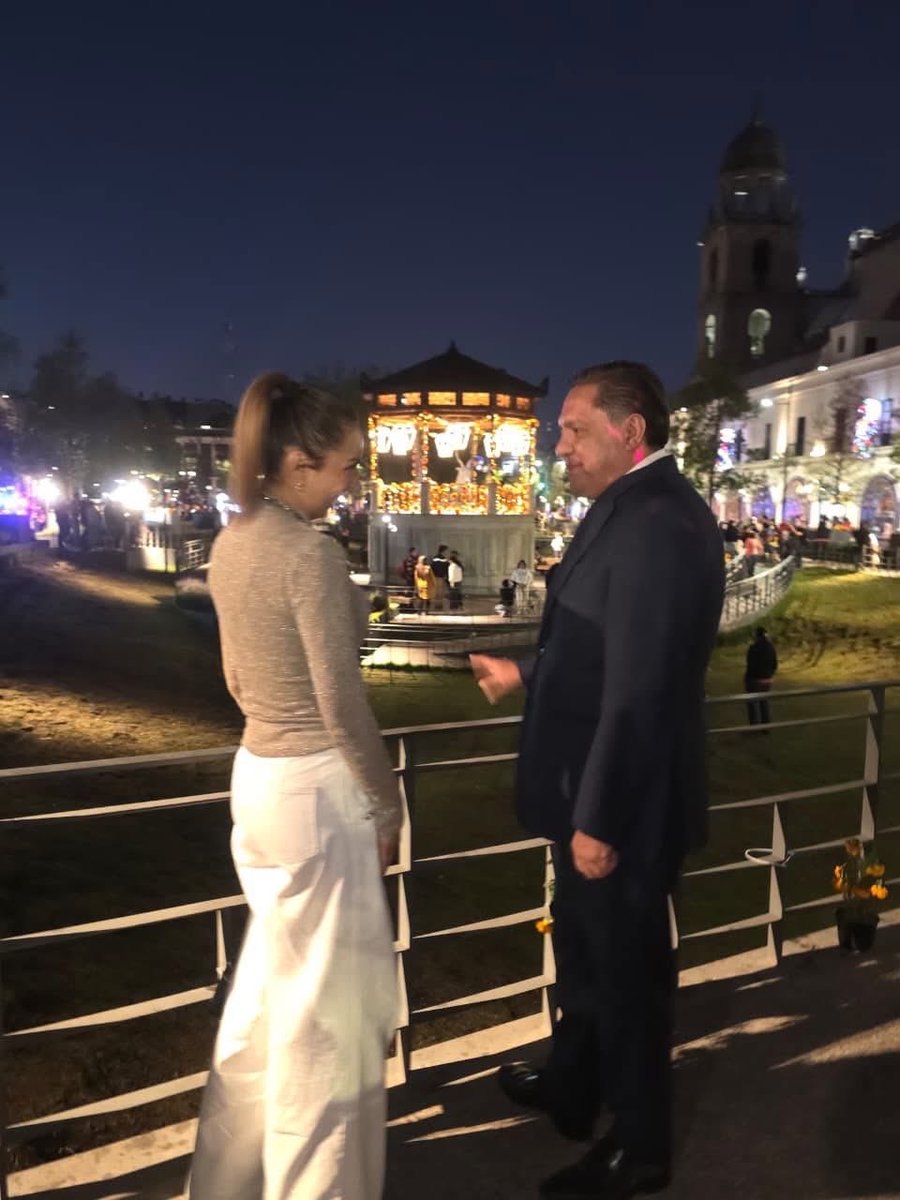 HoracioMorales's tweet photo. 💀‼️ Saray Benítez renuncia al PRI y aparece con Ricardo Moreno en la Feria del Alfeñique.

A horas de dejar el #PRI, la alcaldesa de #Mexicaltzingo caminó por la Feria del Alfeñique de #Toluca con el morenista @rimoba.

Una postal festiva… con aroma a reacomodo político. https://t.co/L8XnC9M7a2