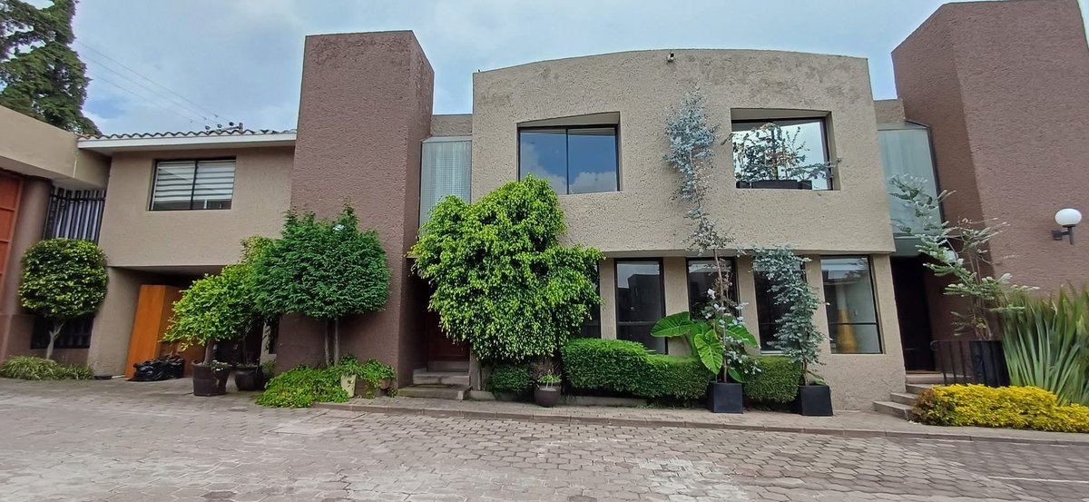 GariPantoja's tweet photo. Se Vende CASA EN CONDOMINIO $5,950,000 en Magdalena Contreras a 20 min de Santa Fe y 10 de Périferico Sur.
234m2 de construcción y 160m2 de terreno. Con 3 recamaras, 2.5 baños, cuarto de servicio, patio y 3 estacionamientos. Vigilancia 24 horas 

Informes 5578879346 https://t.co/p0m25qlXd5