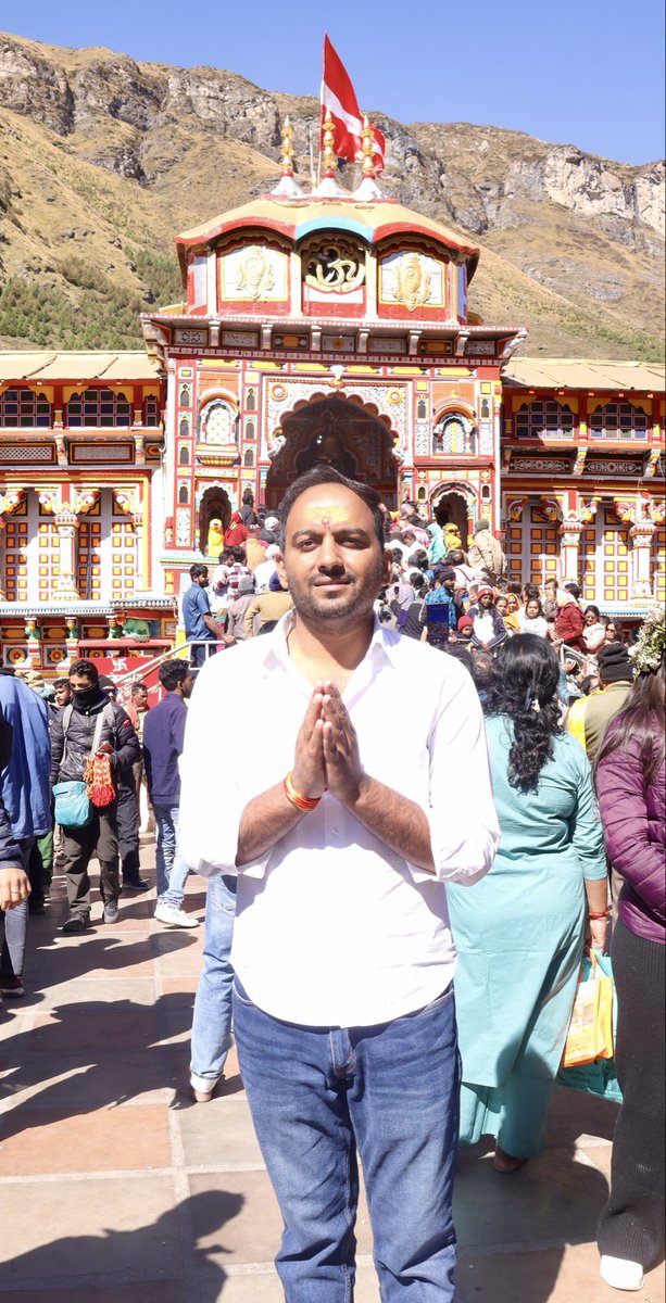 RanverSinghania's tweet photo. आज बाबा बद्रीनाथ के दिव्य दर्शन करने का सौभाग्य मिला।
“हिमालय की चोटियों पर जहां बजते हैं शंख,
वहां हरि नारायण देते हैं शक्ति और संकल्प।
जय बद्रीविशाल, हे नारायण तुम महान,
हर भक्त को देते हो दिव्य वरदान।”
#badrinath #badrinarayan https://t.co/wMpqOSi51a