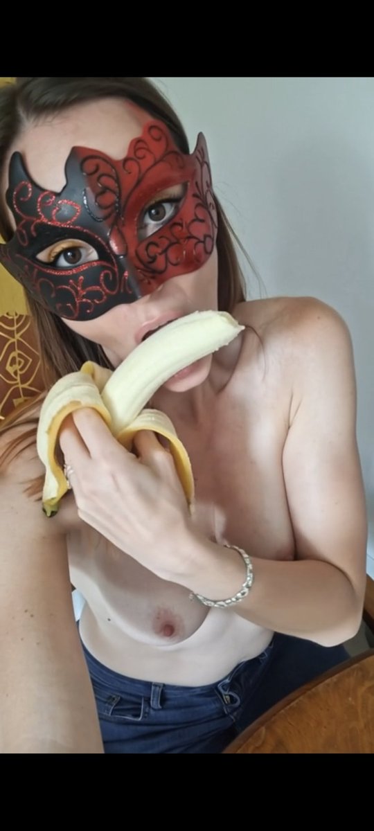 mio_sexy_devils's tweet photo. Pensez a manger des fruits 🥵🍌😋😋... Je suis très rarement ici ,venez me rejoindre sur mym ou je joue tous les jours 😋😋😋.
#mym #banane #plaisir #coquine https://t.co/Tl4H1Ka6nK