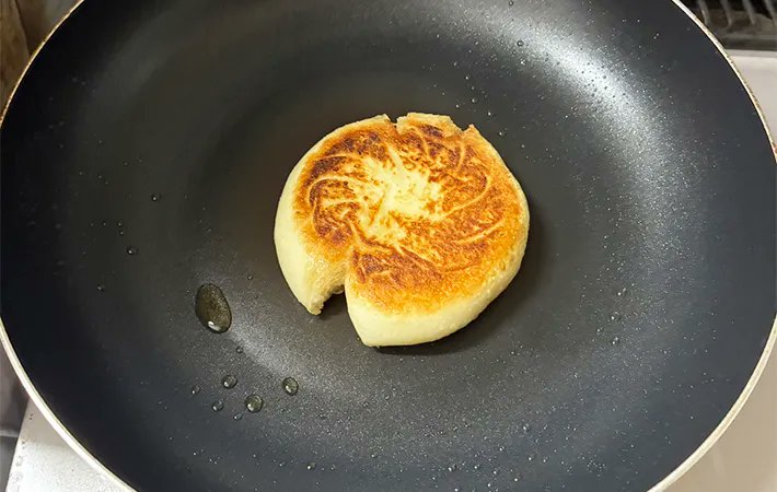 grapeejp's tweet image. 肉まんは焼いてもウマい😋✨
コンビニの肉まんをフライパンで焼くと… 完成した料理に「おいしすぎる!」「想像以上にサクサク」 grapee.jp/2088706 @grapeejpより