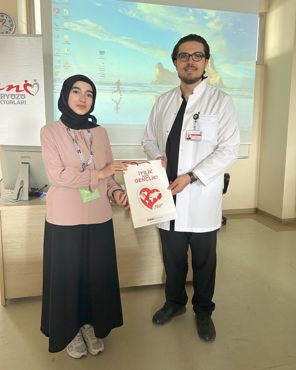 📌Ankara Yıldırım Beyazıt Genç YYD topluluğumuz ile hekimlik pratiğinin en temel becerilerinden biri olan sütür atma etkinliğimizi gerçekleştirdik.
 
Dr. Öğr. Üyesi Melih Camcı hocamızın değerli rehberliğiyle teorik bilgilerimizi uygulama ile pekiştirerek mesleki yolculuğumuza ve