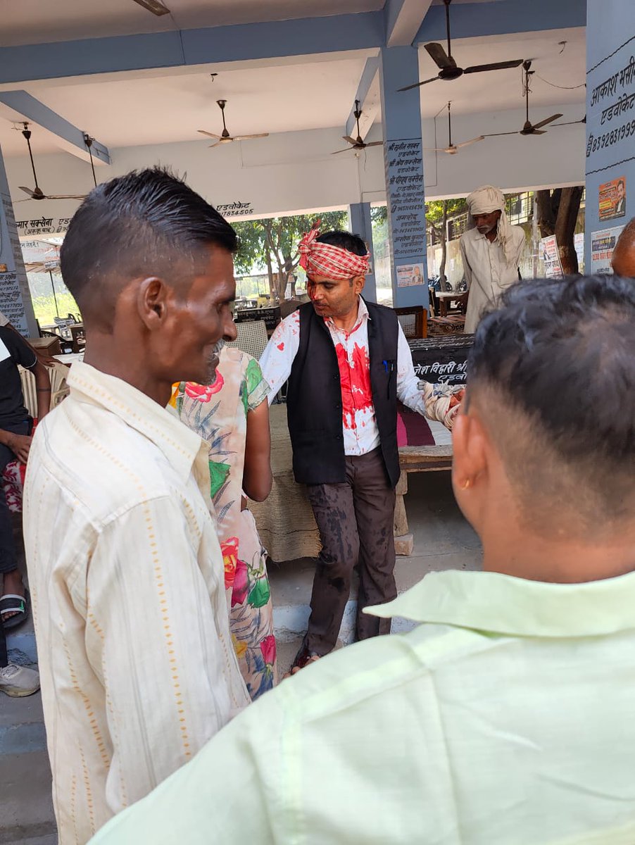 SvasJsNewsIND's tweet image. सिविल बार एसोसिएशन में अधिवक्ता पर कातिलाना हमला, कानूनी गलियारों में मचा हड़कंप!
#पीलीभीत।
जिला मुख्यालय स्थित सिविल बार एसोसिएशन परिसर में उस वक्त अफरा-तफरी मच गई जब अधिवक्ता ओमपाल वर्मा पर अचानक कातिलाना हमला कर दिया गया। हमले की घटना इतनी गंभीर थी कि मौके पर मौजूद अधिवक्ताओं…