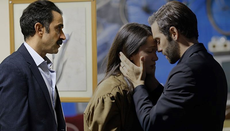 magnusmagazin's tweet image. Sahipsizler yeni bölümde Yavuz ve Devran arasındaki gerilim tırmanıyor! İntikam ateşiyle yanıp tutuşan Devran, adını temize çıkarmak ve Yavuz'a cezasını vermek için harekete geçiyor.
#Sahipsizler #dizi #StarTV