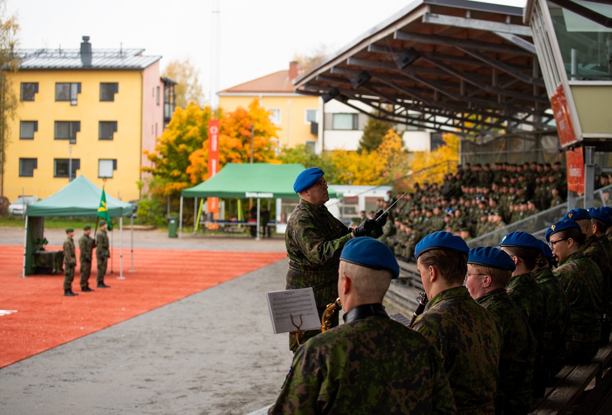 Jalkaväkikoulu täytti 10 vuotta 10.10. ​Päivä alkoi reippaasti 10km marssilla 10kg lisäpainolla. "Jalkaväkikoulu on jalkaväen, tiedustelun, panssarintorjunnan, kranaatinheittimistön ja sotilaspoliisitoiminnan valtakunnallinen kärkiosaaja", kiteytti JVKJOHT evl  Hassi puheessaan.