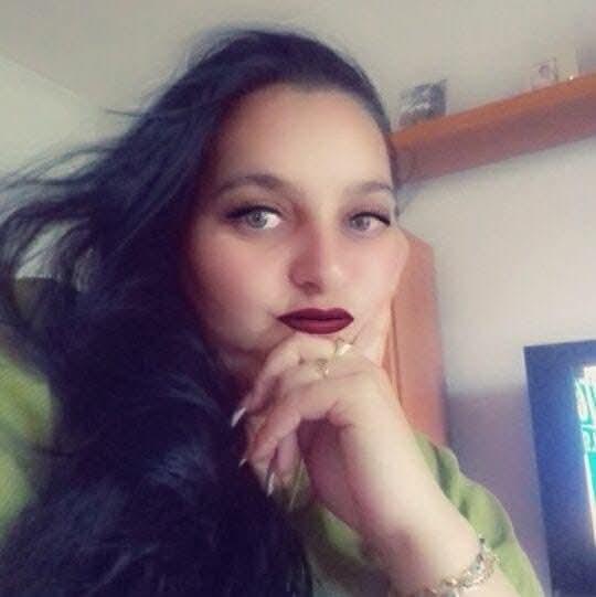 #LasMujeresQueFaltan
Vanesa Marín, de 36 años, tenía un hijo de 8 años, trabajaba como limpiadora en un colegio y vivía en Móstoles, Madrid. 
Fue apuñalada por Ángel, de 47 años, su expareja y padre de su hijo. Murió en el hospital donde ingresó en estado crítico. 
Vanesa había