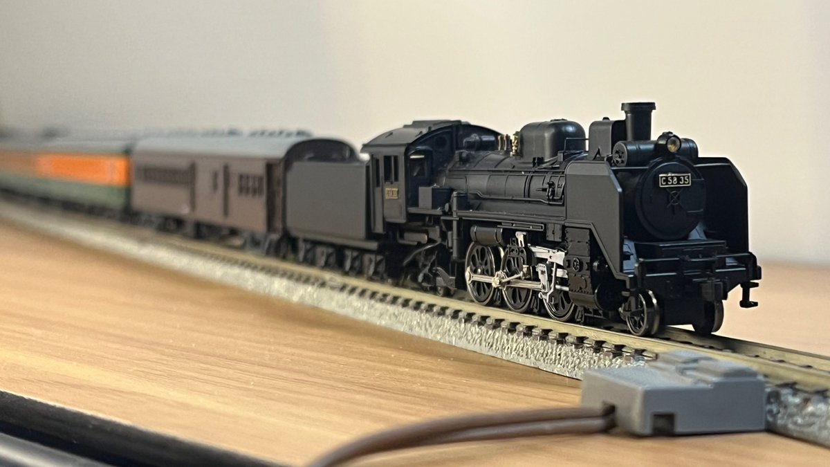 ykm401800's tweet image. C58+オハユニ71+80系
[準急 草津]完成！

渋川から先、吾妻線の長野原(現 長野原草津口)までは当時非電化だったため、渋川で控え車のオハユニ71を介してC58またはC11で牽引されていました。

昭和35〜36年の2年しか見られなかったようです。(昭和37年から気動車化)